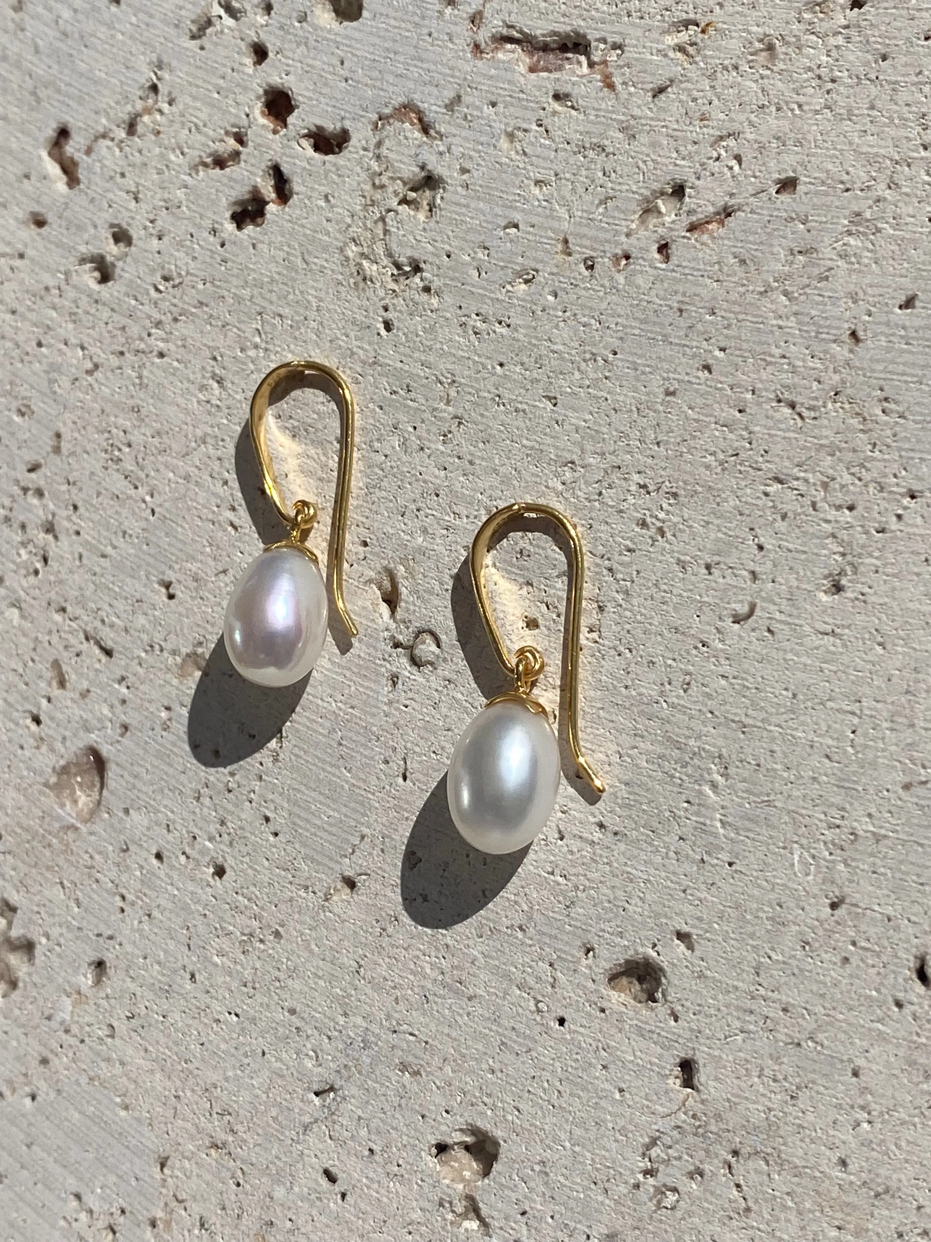 Allure Pearl Hooks Gold